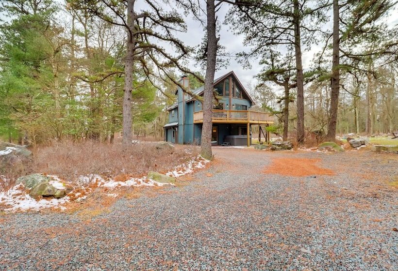 Pennsylvania Escape W/ Hot Tub, Deck, & Fire Pit!