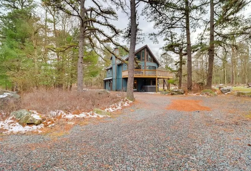 Pennsylvania Escape W/ Hot Tub, Deck, & Fire Pit!