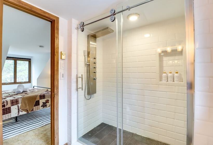 Pennsylvania Escape W/ Hot Tub, Deck, & Fire Pit!