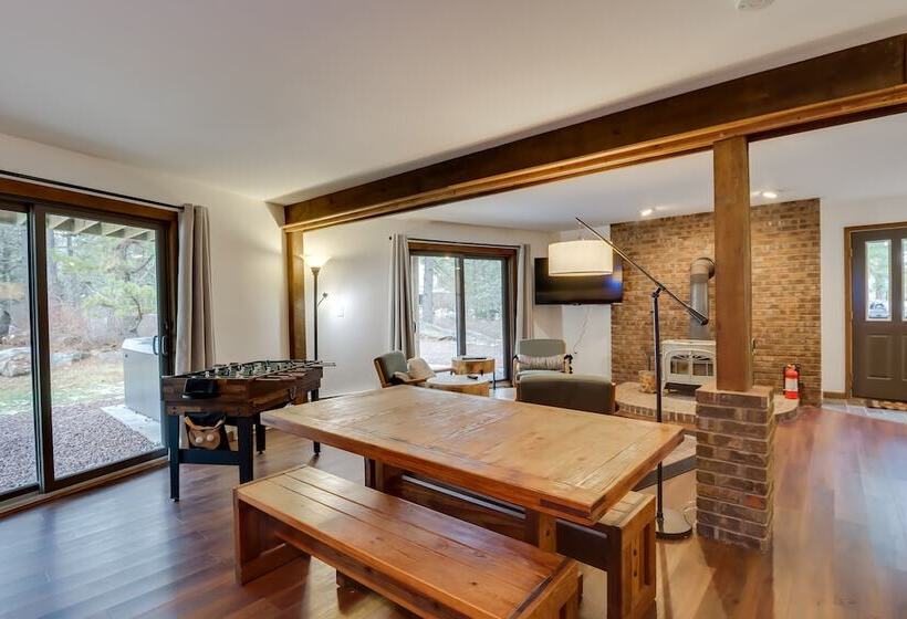 Pennsylvania Escape W/ Hot Tub, Deck, & Fire Pit!