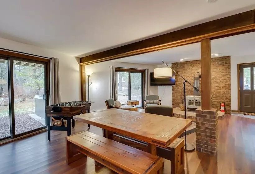 Pennsylvania Escape W/ Hot Tub, Deck, & Fire Pit!