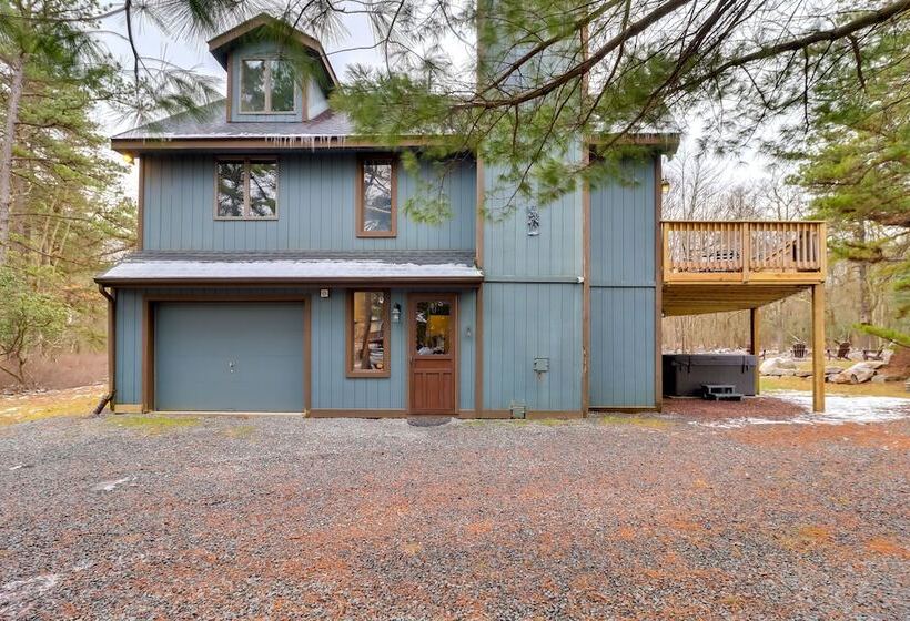 Pennsylvania Escape W/ Hot Tub, Deck, & Fire Pit!