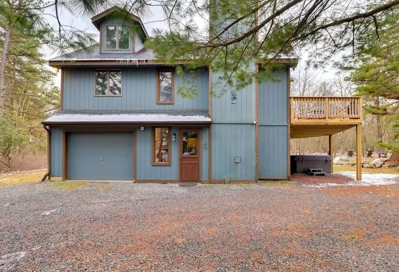 Pennsylvania Escape W/ Hot Tub, Deck, & Fire Pit!