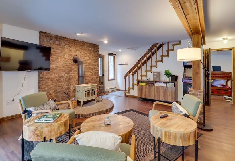 Pennsylvania Escape W/ Hot Tub, Deck, & Fire Pit!