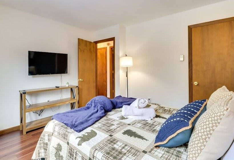 Pennsylvania Escape W/ Hot Tub, Deck, & Fire Pit!