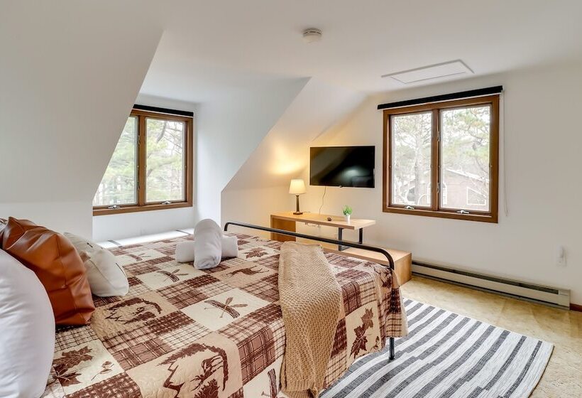 Pennsylvania Escape W/ Hot Tub, Deck, & Fire Pit!