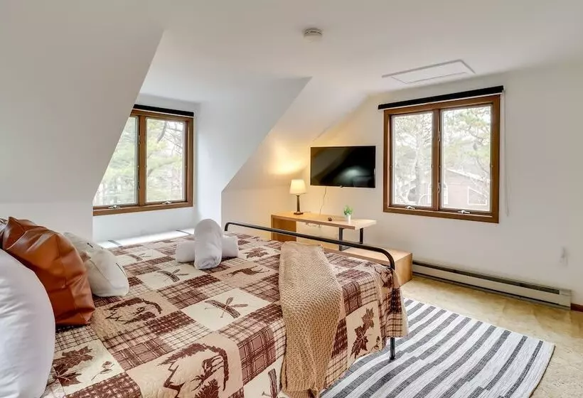 Pennsylvania Escape W/ Hot Tub, Deck, & Fire Pit!