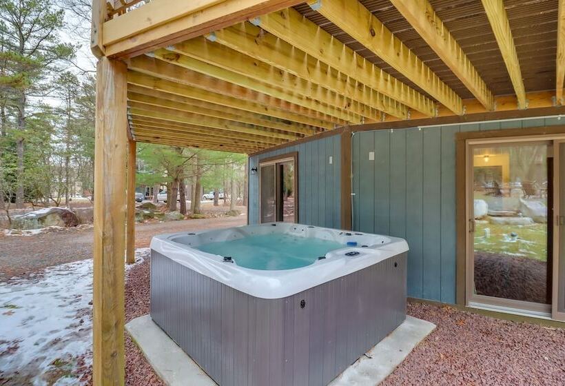 Pennsylvania Escape W/ Hot Tub, Deck, & Fire Pit!