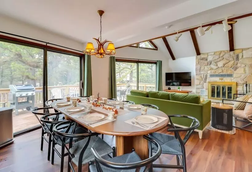 Pennsylvania Escape W/ Hot Tub, Deck, & Fire Pit!