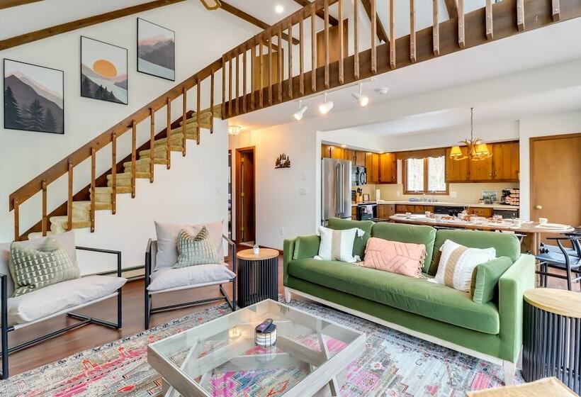 Pennsylvania Escape W/ Hot Tub, Deck, & Fire Pit!