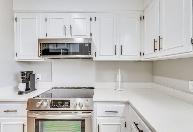 Pensacola Home W/ Screened Porch: 10 Mi To Beach!