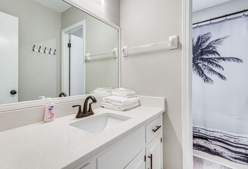 Pensacola Home W/ Screened Porch: 10 Mi To Beach!