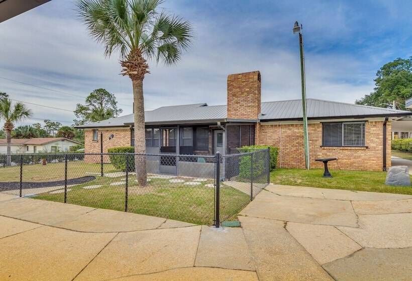 Pensacola Home W/ Screened Porch: 10 Mi To Beach!