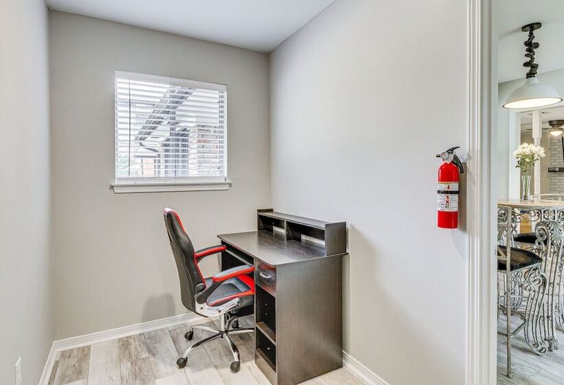 Pensacola Home W/ Screened Porch: 10 Mi To Beach!