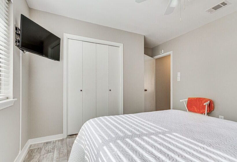 Pensacola Home W/ Screened Porch: 10 Mi To Beach!