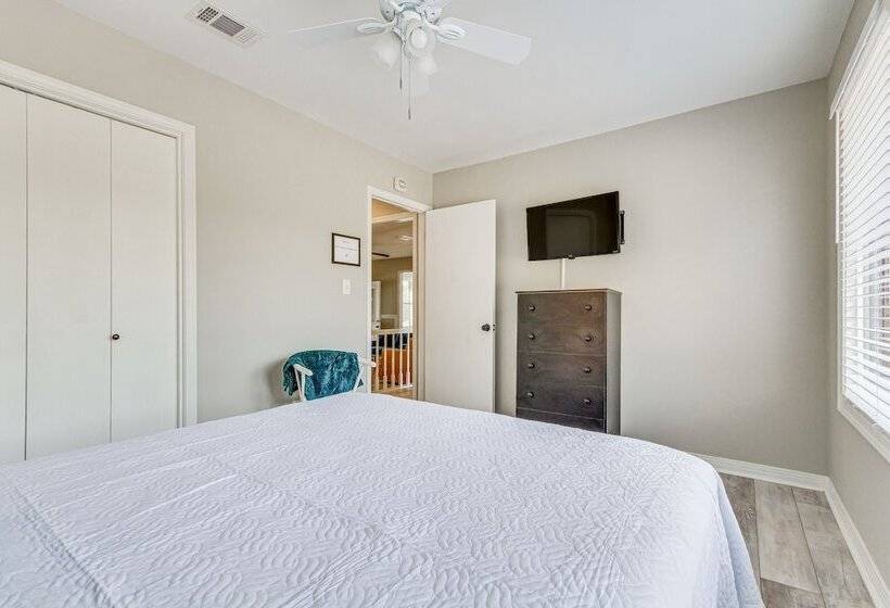 Pensacola Home W/ Screened Porch: 10 Mi To Beach!