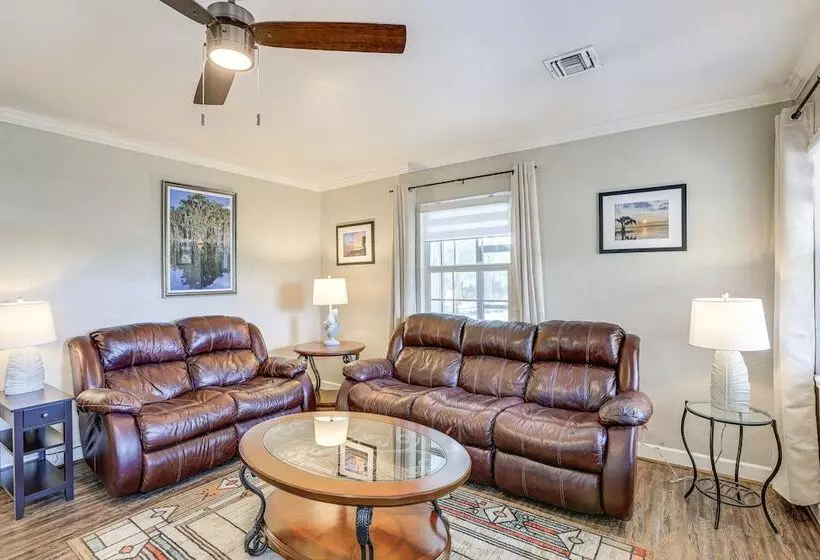 Pet Friendly Florida Escape W/ Patio & Fire Pit!