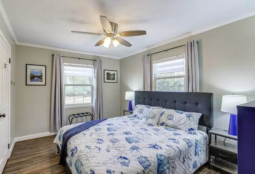 Pet Friendly Florida Escape W/ Patio & Fire Pit!