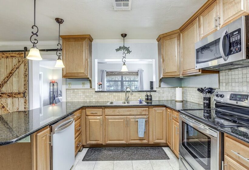 Pet Friendly Florida Escape W/ Patio & Fire Pit!