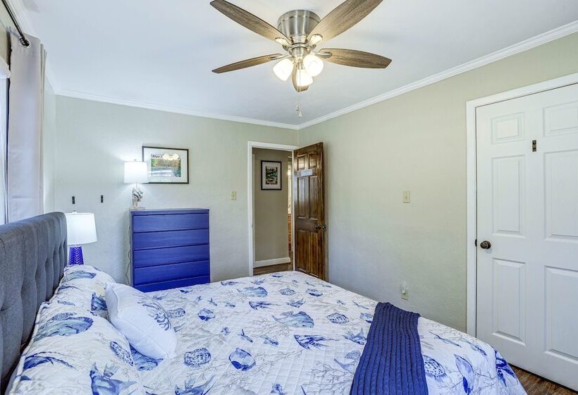 Pet Friendly Florida Escape W/ Patio & Fire Pit!