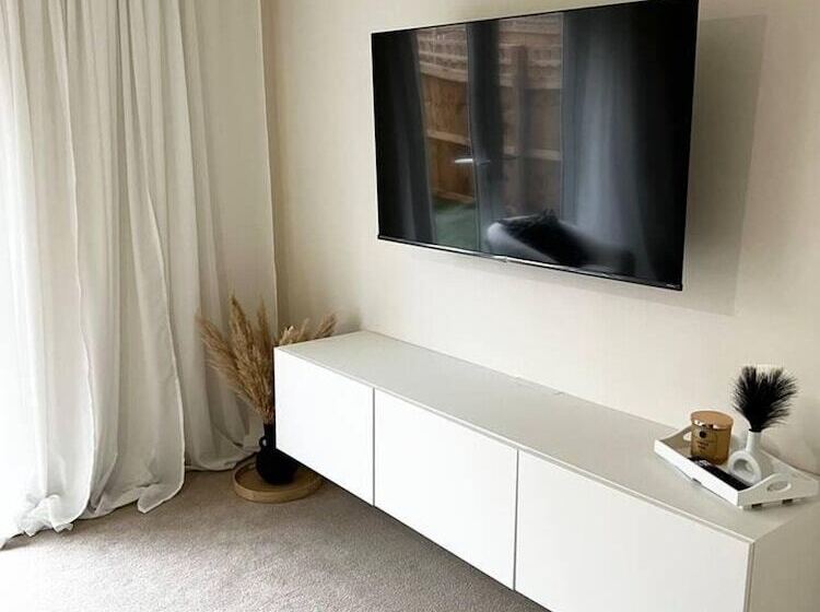 اقامتگاه Beautiful 3 Bed House In Bradford