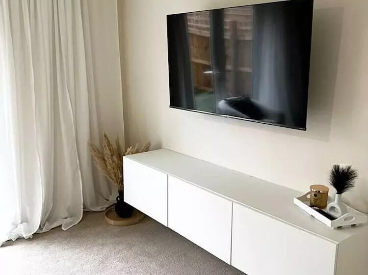 Residenssi Beautiful 3 Bed House In Bradford