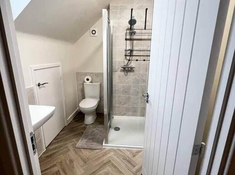 اقامتگاه Beautiful 3 Bed House In Bradford