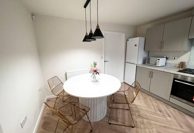 اقامتگاه Beautiful 3 Bed House In Bradford