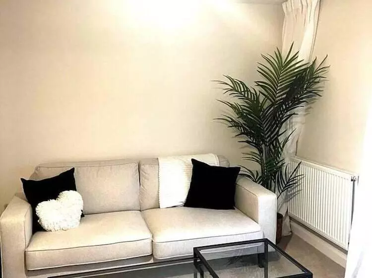 Residenssi Beautiful 3 Bed House In Bradford