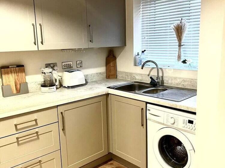 اقامتگاه Beautiful 3 Bed House In Bradford