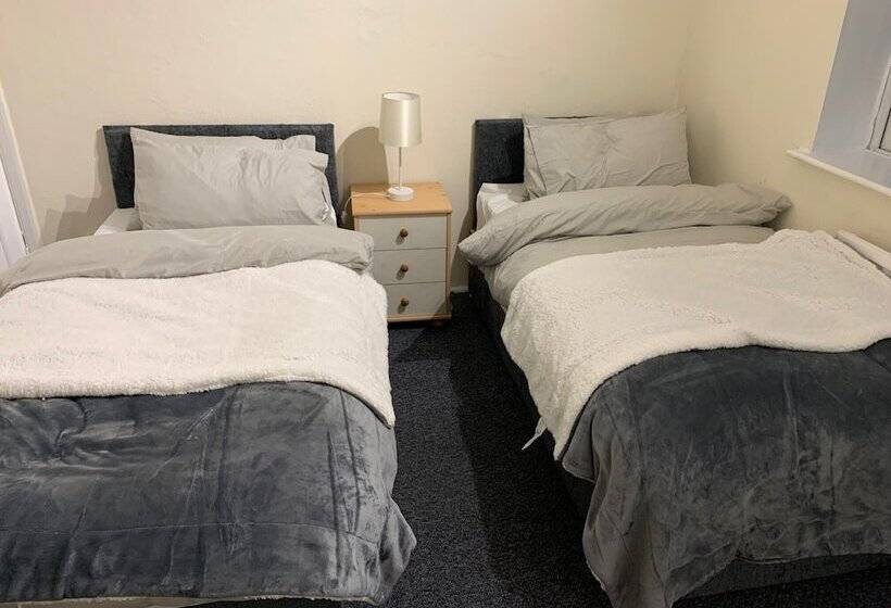 إقامة Lovely Contractor/family House London