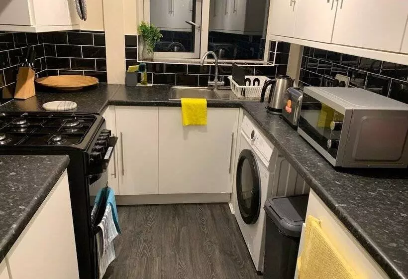 Residenssi Lovely Contractor/family House London