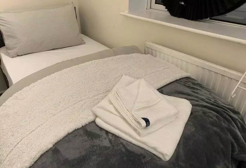 Residenssi Lovely Contractor/family House London