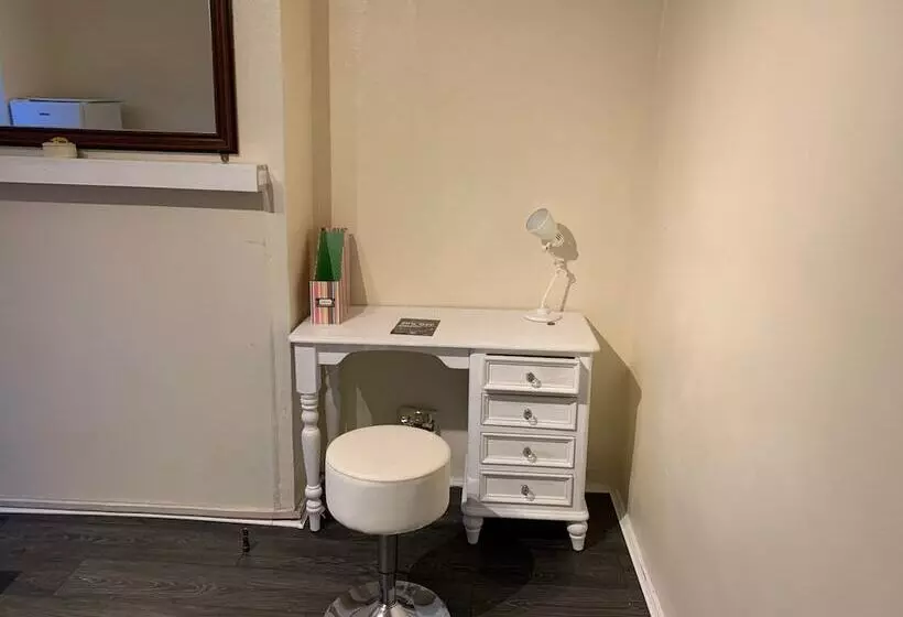 Residenssi Lovely Contractor/family House London