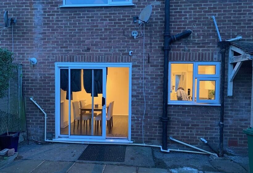 إقامة Lovely Contractor/family House London