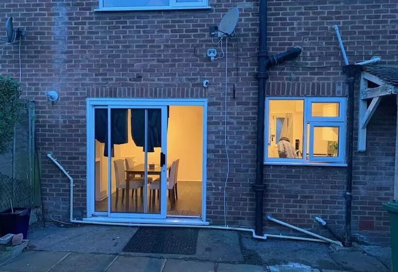 Residenssi Lovely Contractor/family House London