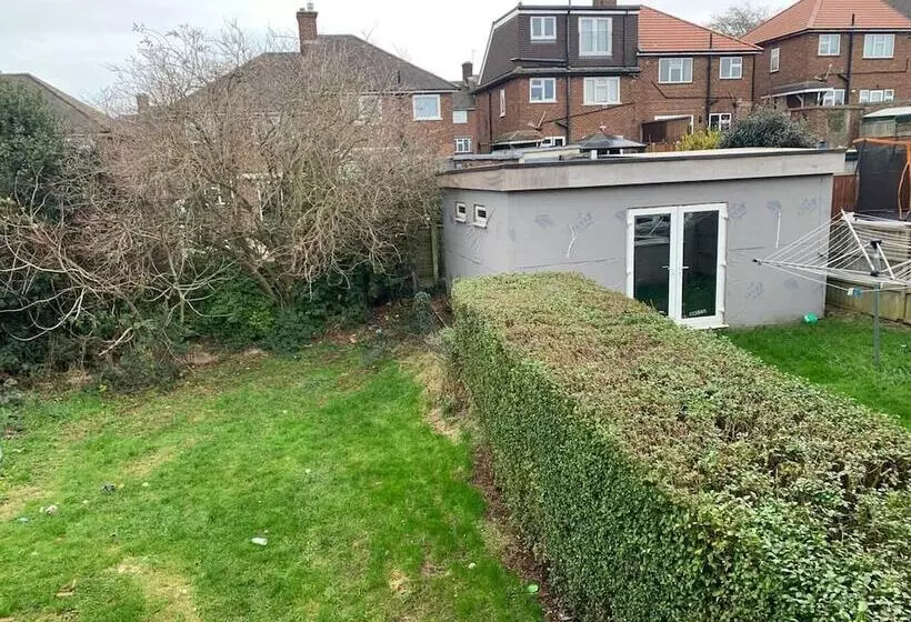 Residenssi Lovely Contractor/family House London