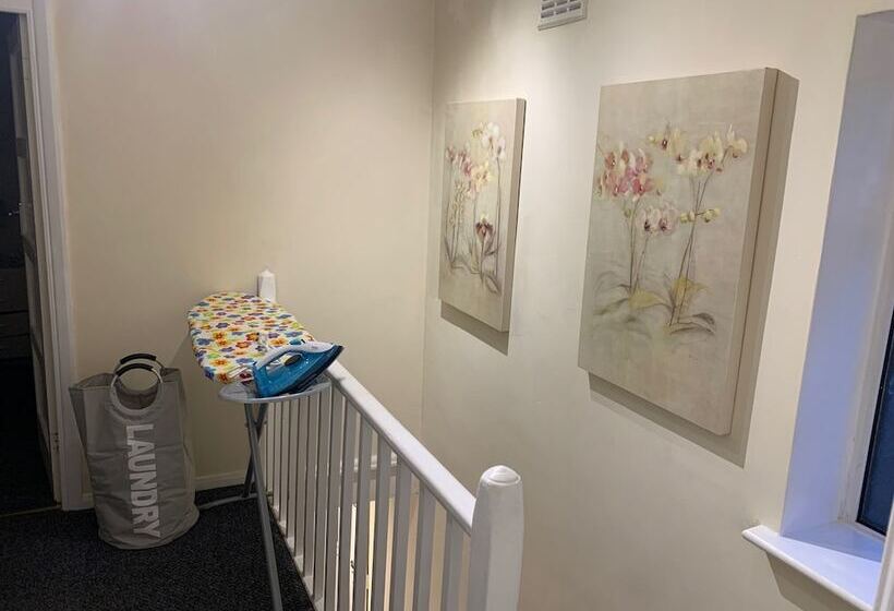 إقامة Lovely Contractor/family House London