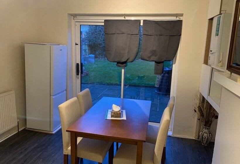 إقامة Lovely Contractor/family House London