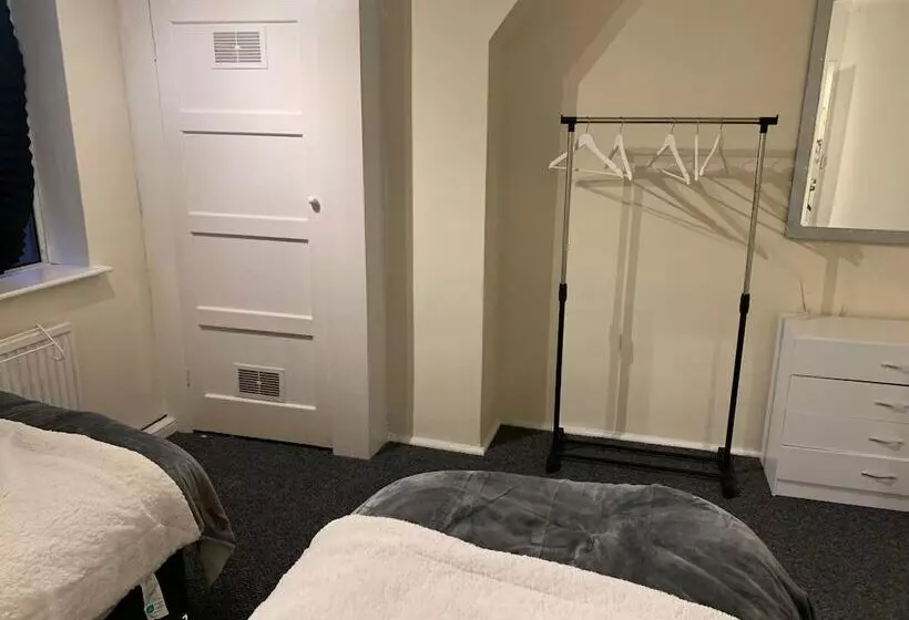 Residenssi Lovely Contractor/family House London