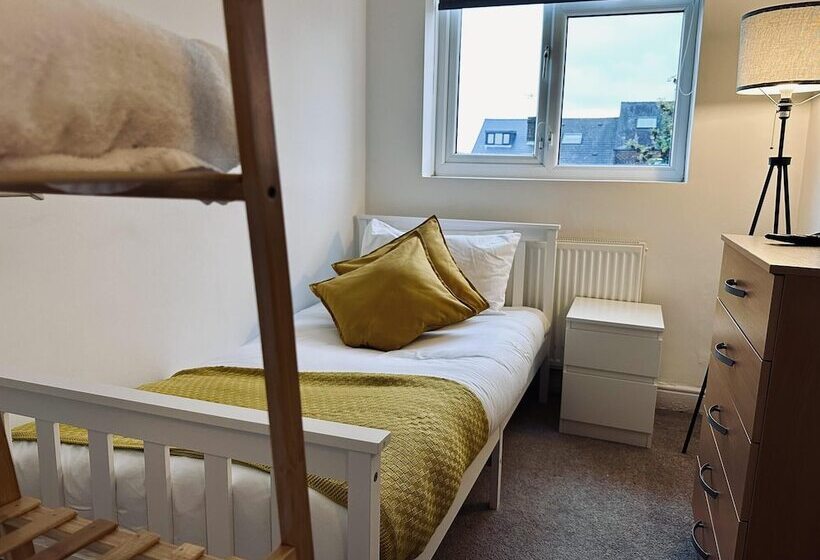 اقامتگاه Stylish House In Sheffield