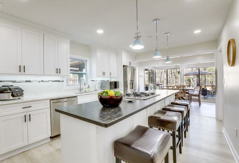 Stylish Marietta Home W/ Deck Near Truist Park!