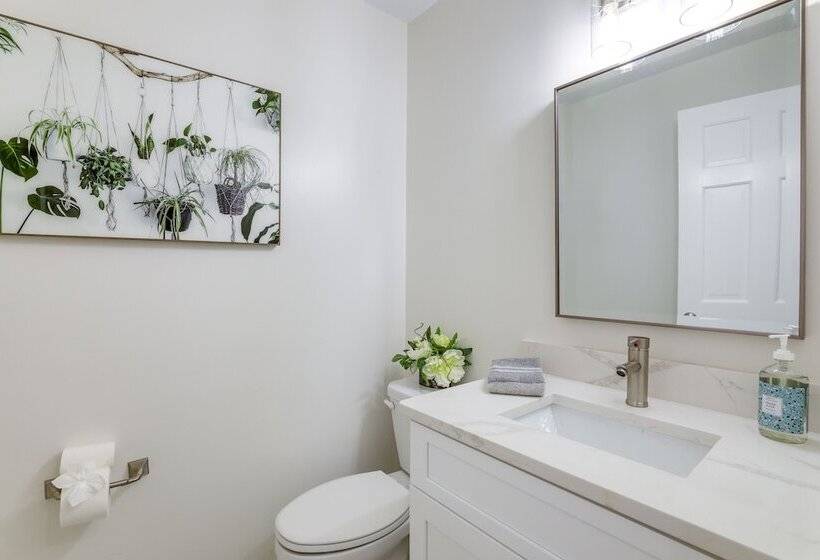 Stylish Marietta Home W/ Deck Near Truist Park!