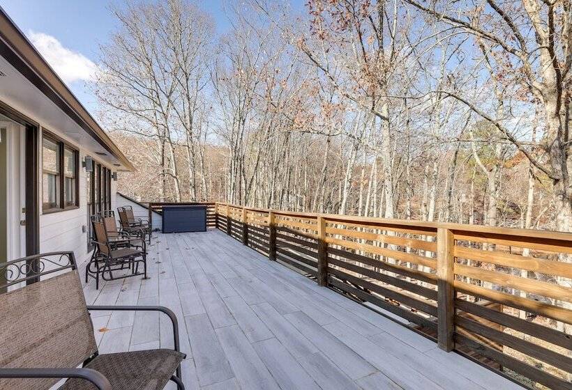 Stylish Marietta Home W/ Deck Near Truist Park!