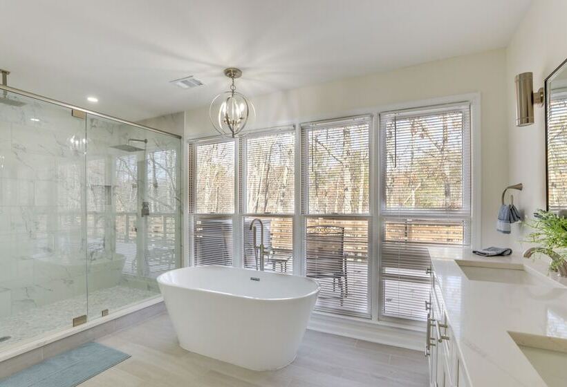 Stylish Marietta Home W/ Deck Near Truist Park!