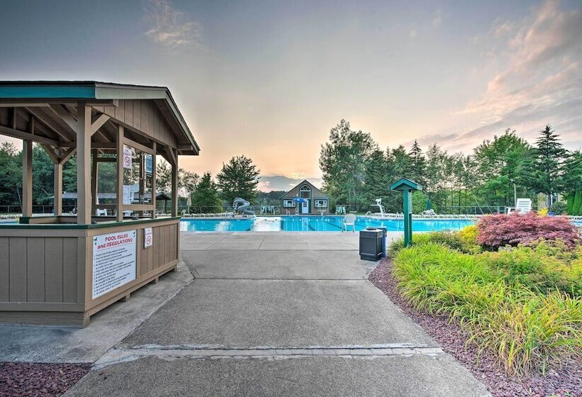 Tobyhanna Home W/ Private Hot Tub & Pool Table!