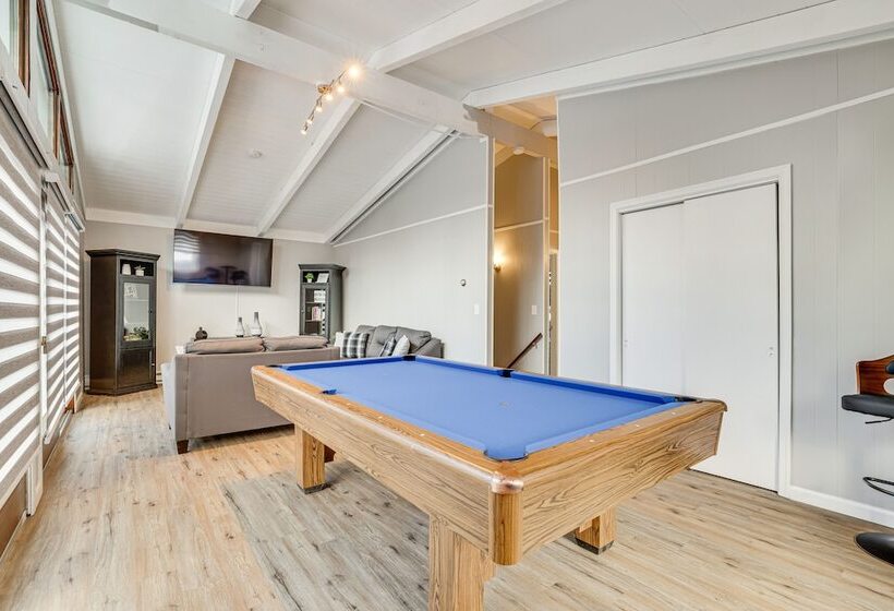 Tobyhanna Home W/ Private Hot Tub & Pool Table!