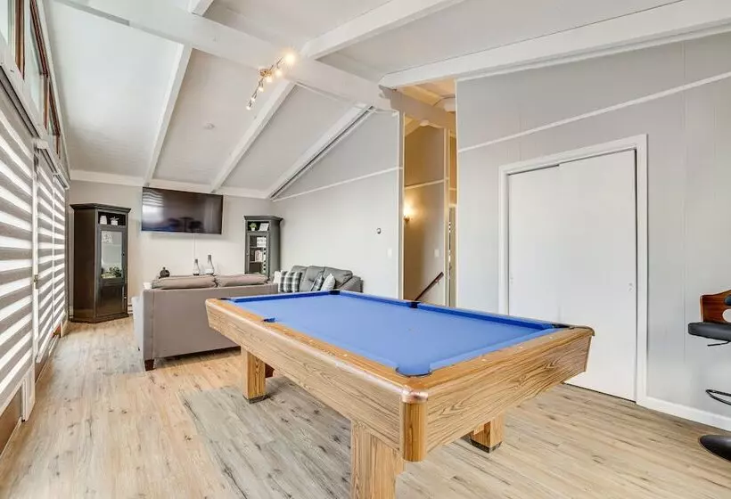 Tobyhanna Home W/ Private Hot Tub & Pool Table!