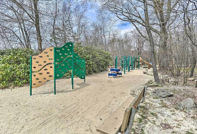 Tobyhanna Home W/ Private Hot Tub & Pool Table!