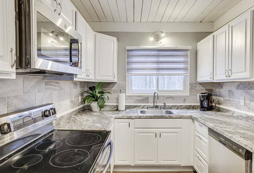 Tobyhanna Home W/ Private Hot Tub & Pool Table!